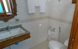 MainDeck-DexluxeBathroom