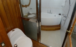 UpperDeck-SuiteBathroom