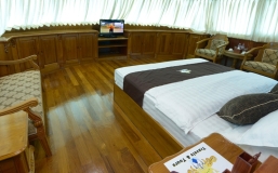 UpperDeck-SuiteBedroom